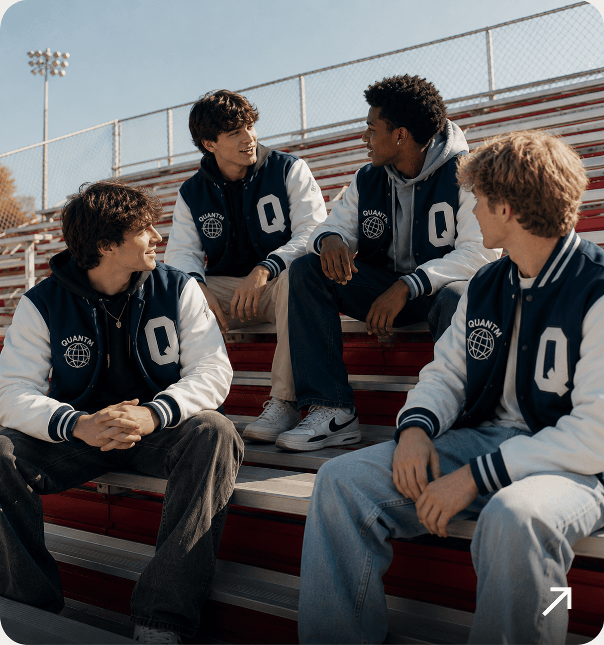 Estudiantes con jackets varsity QUANTM